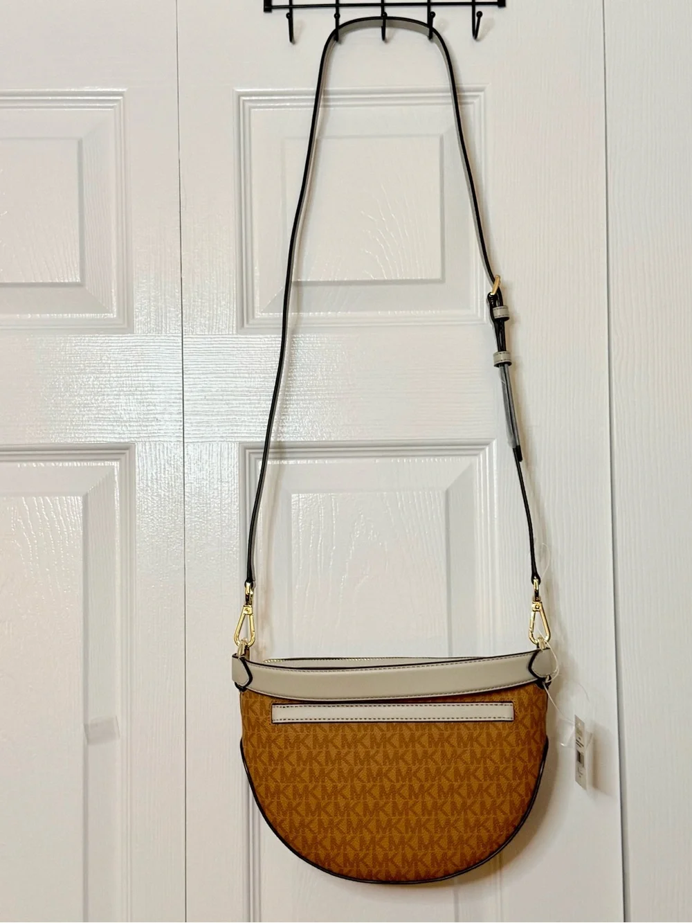 Michael Kors •signature mk